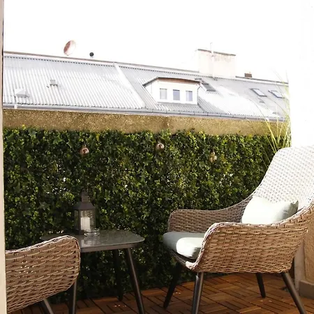 2bdr Balcony With Optional Garage Near Parliament *