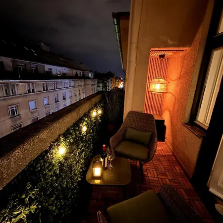 2bdr Balcony With Optional Garage Near Parliament *