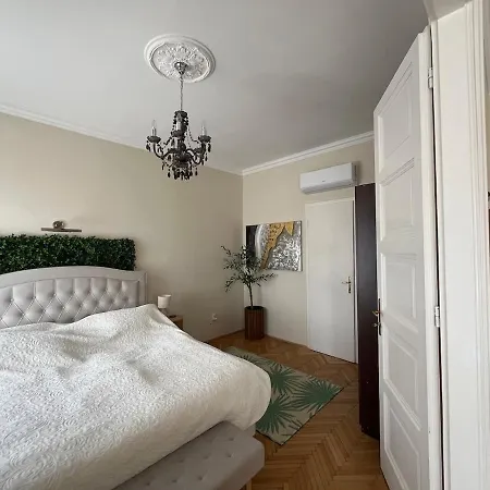 2bdr Balcony With Optional Garage Near Parliament *