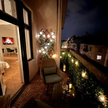 2bdr Balcony With Optional Garage Near Parliament
