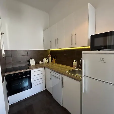 2bdr Balcony With Optional Garage Near Parliament *