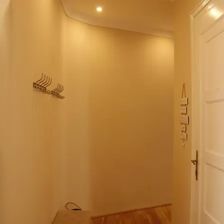Apartamento 2bdr Balcony With Optional Garage Near Parliament
