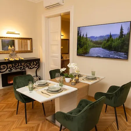 2bdr Balcony With Optional Garage Near Parliament *