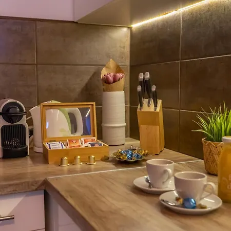 2bdr Balcony With Optional Garage Near Parliament Apartment *