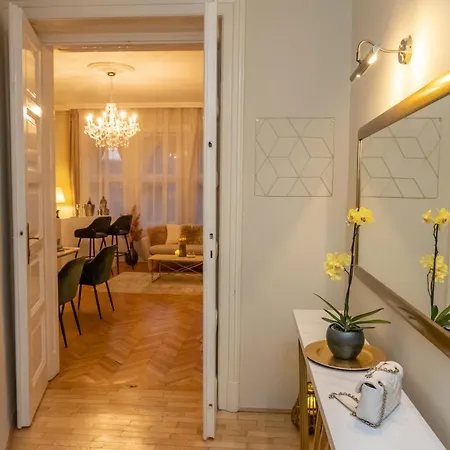 2bdr Balcony With Optional Garage Near Parliament *