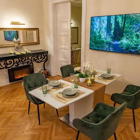2bdr Balcony With Optional Garage Near Parliament *