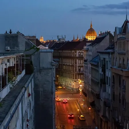 2bdr Balcony With Optional Garage Near Parliament