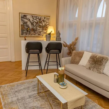 2bdr Balcony With Optional Garage Near Parliament *