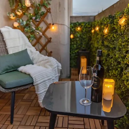 2bdr Balcony With Optional Garage Near Parliament *