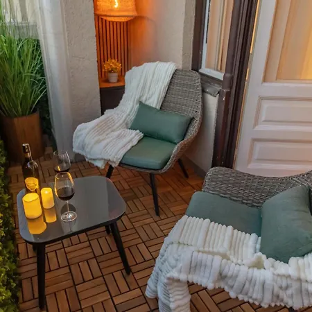 2bdr Balcony With Optional Garage Near Parliament Apartment