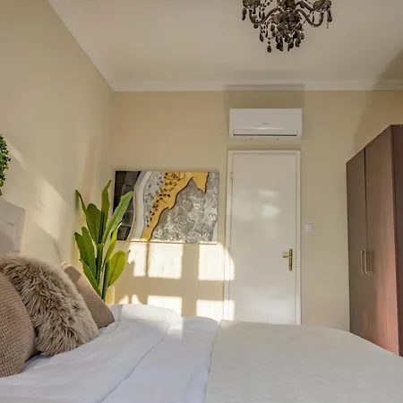 2bdr Balcony With Optional Garage Near Parliament Apartment *