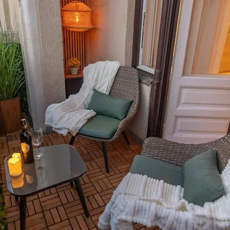 2bdr Balcony With Optional Garage Near Parliament *